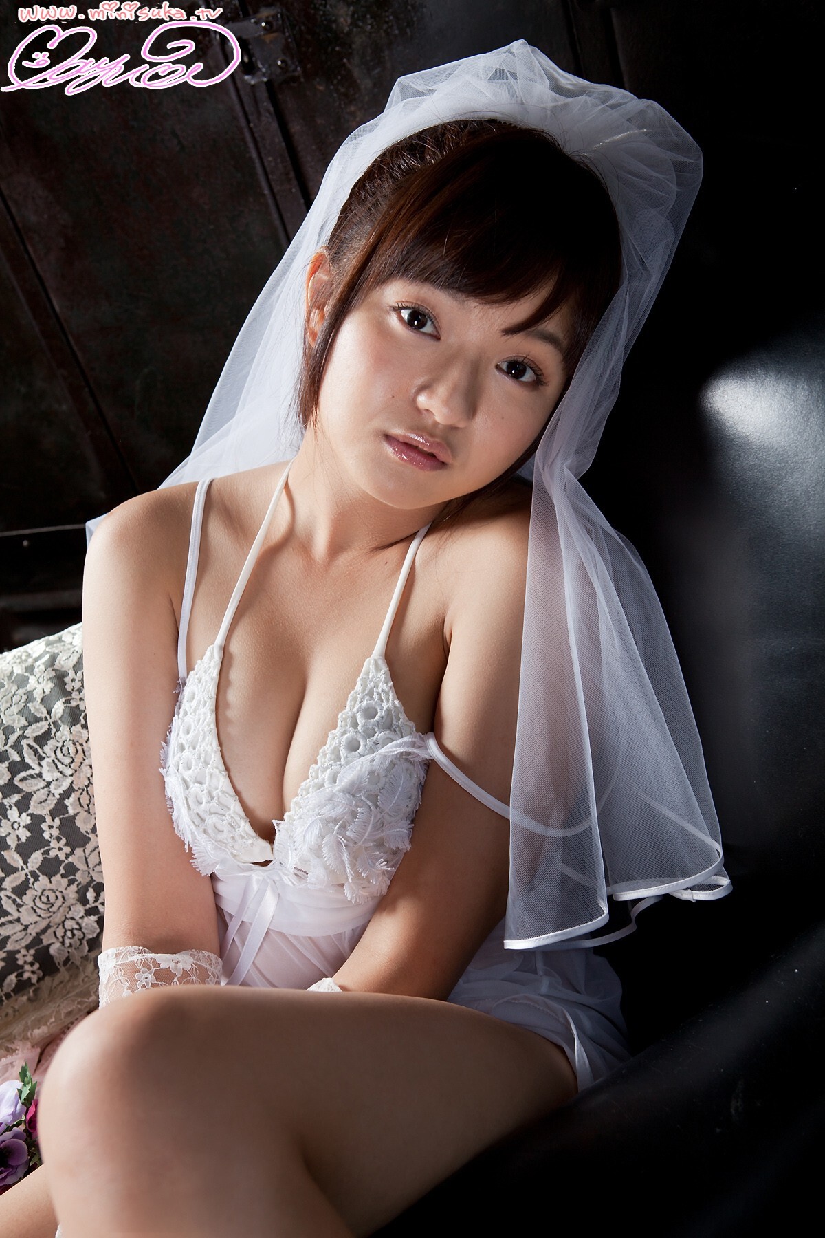 [ Minisuka.tv ]The wedding dress on Mayumi Yamanaka sofa